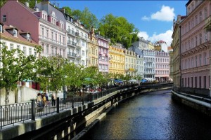 karlovy-vary---tipicke-domky-kolem-reky-ohre.jpg